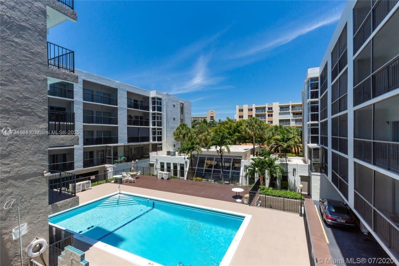 201 178th Dr, Unit 331, Sunny Isles Beach, FL 33160 Photo