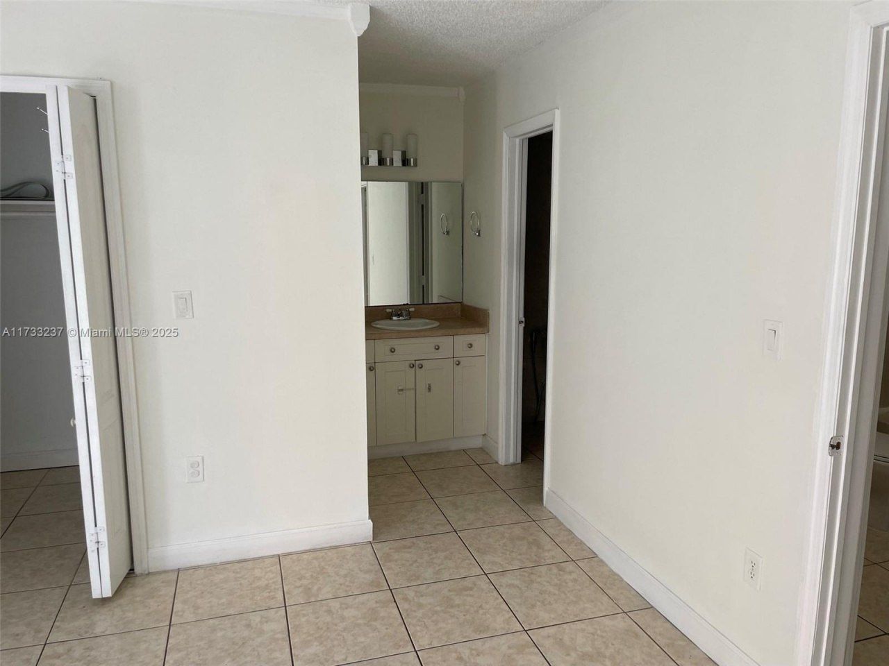1950 W 54th St, Unit 112, Hialeah, FL 33012 Photo