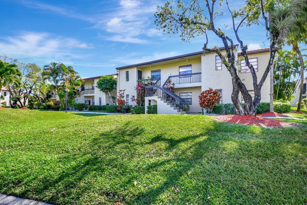 21219 Lago Circle, Unit F, Boca Raton, FL 33433 Photo