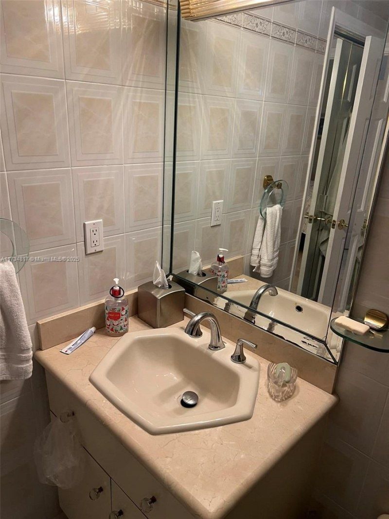9801 Collins Ave, Unit 17J, Bal Harbour, FL 33154 Photo