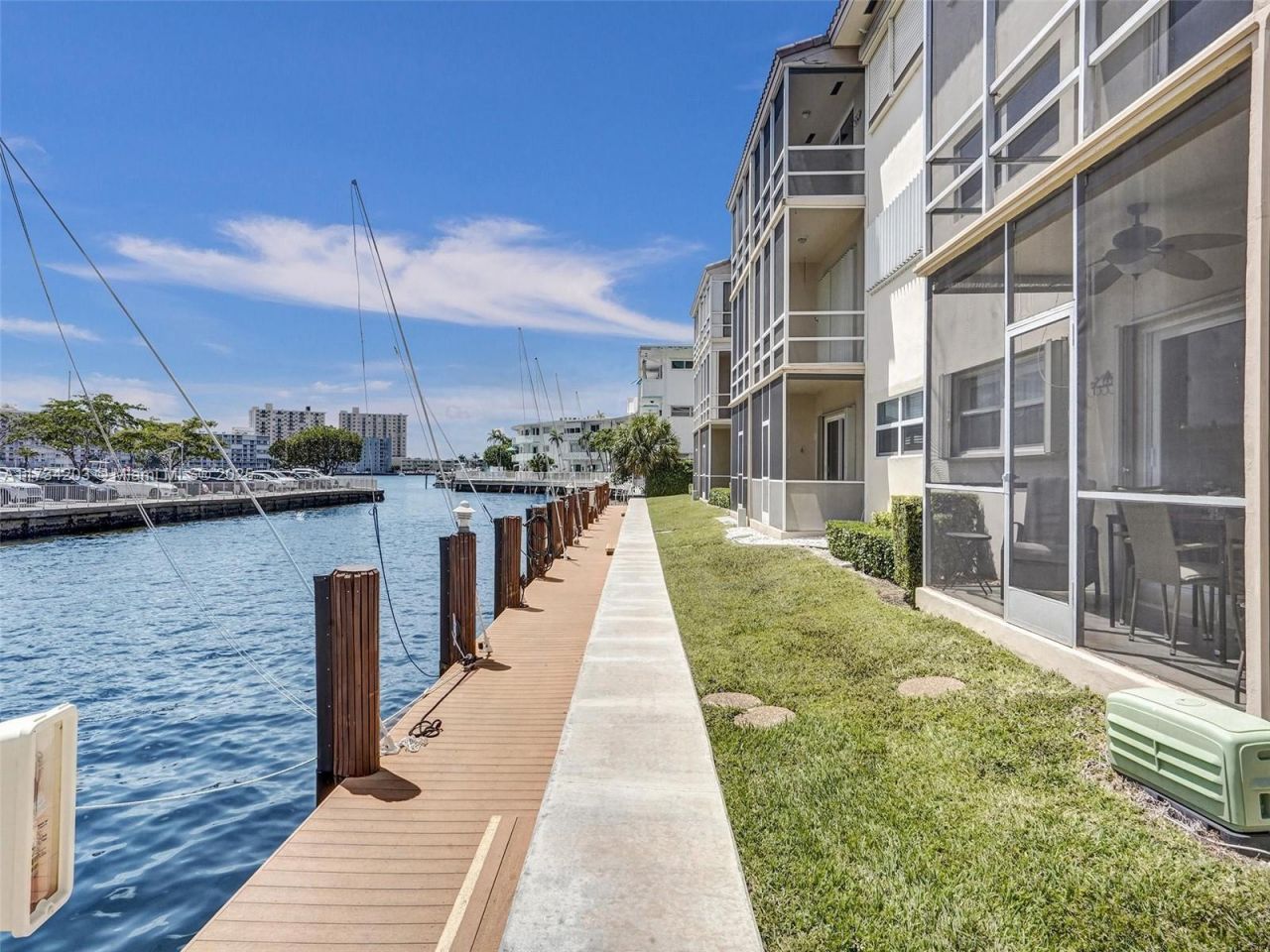 2600 Diana Dr, Unit 105, Hallandale Beach, FL 33009 Photo