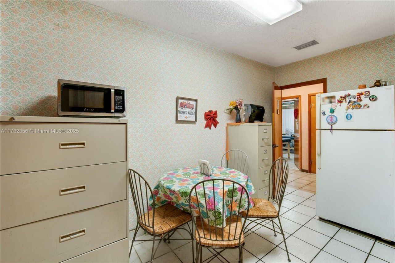 9950 SW 40th St, Miami, FL 33165 Photo