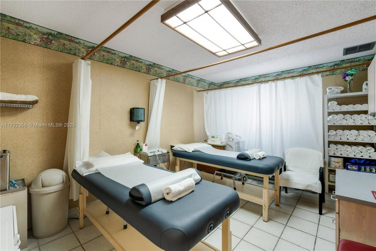 9950 SW 40th St, Miami, FL 33165 Photo