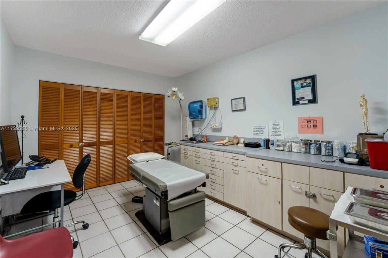 9950 SW 40th St, Miami, FL 33165 Photo