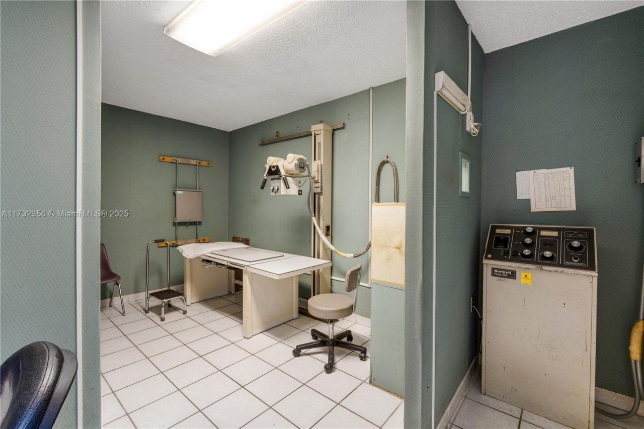 9950 SW 40th St, Miami, FL 33165 Photo