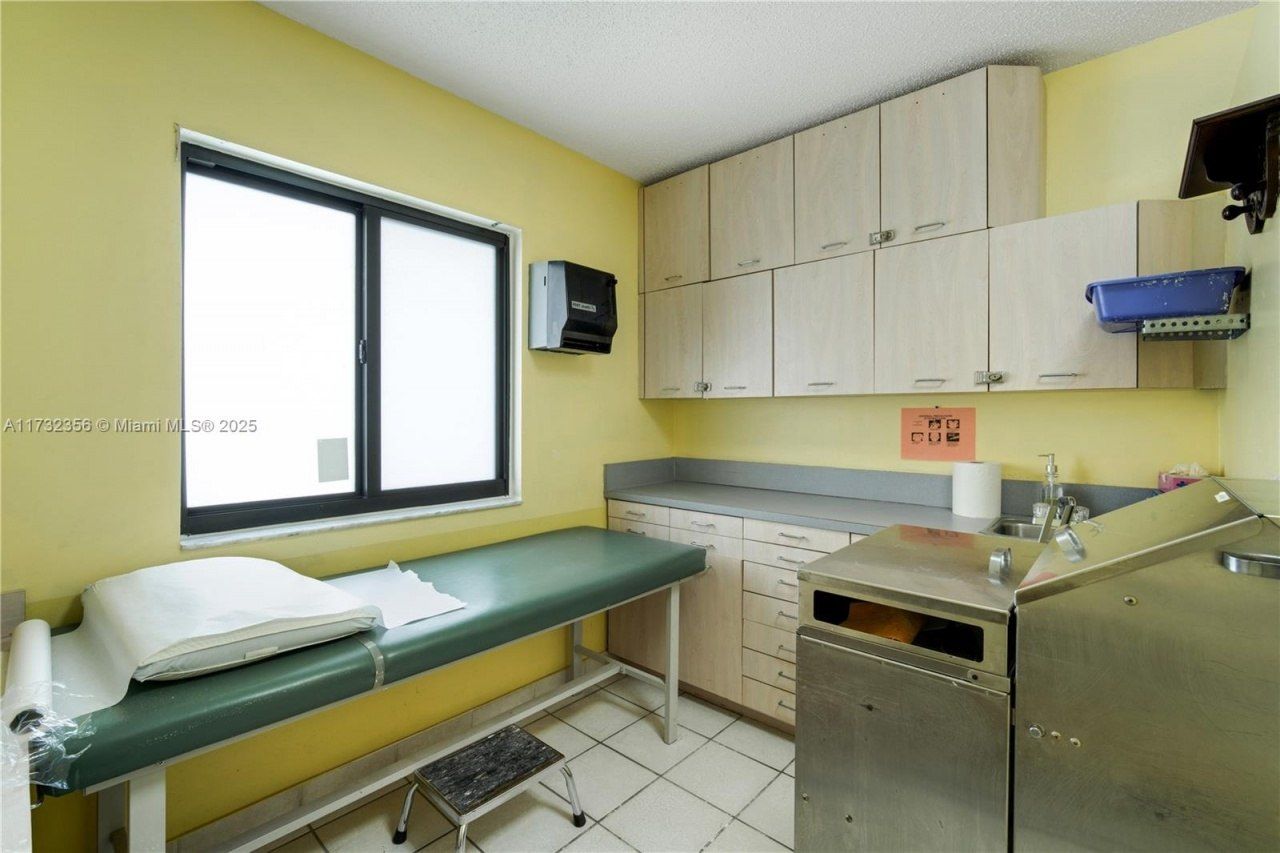 9950 SW 40th St, Miami, FL 33165 Photo