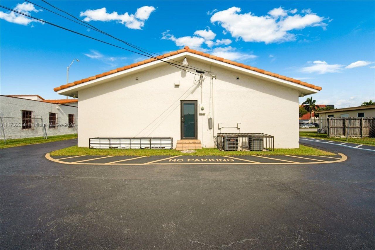 9950 SW 40th St, Miami, FL 33165 Photo