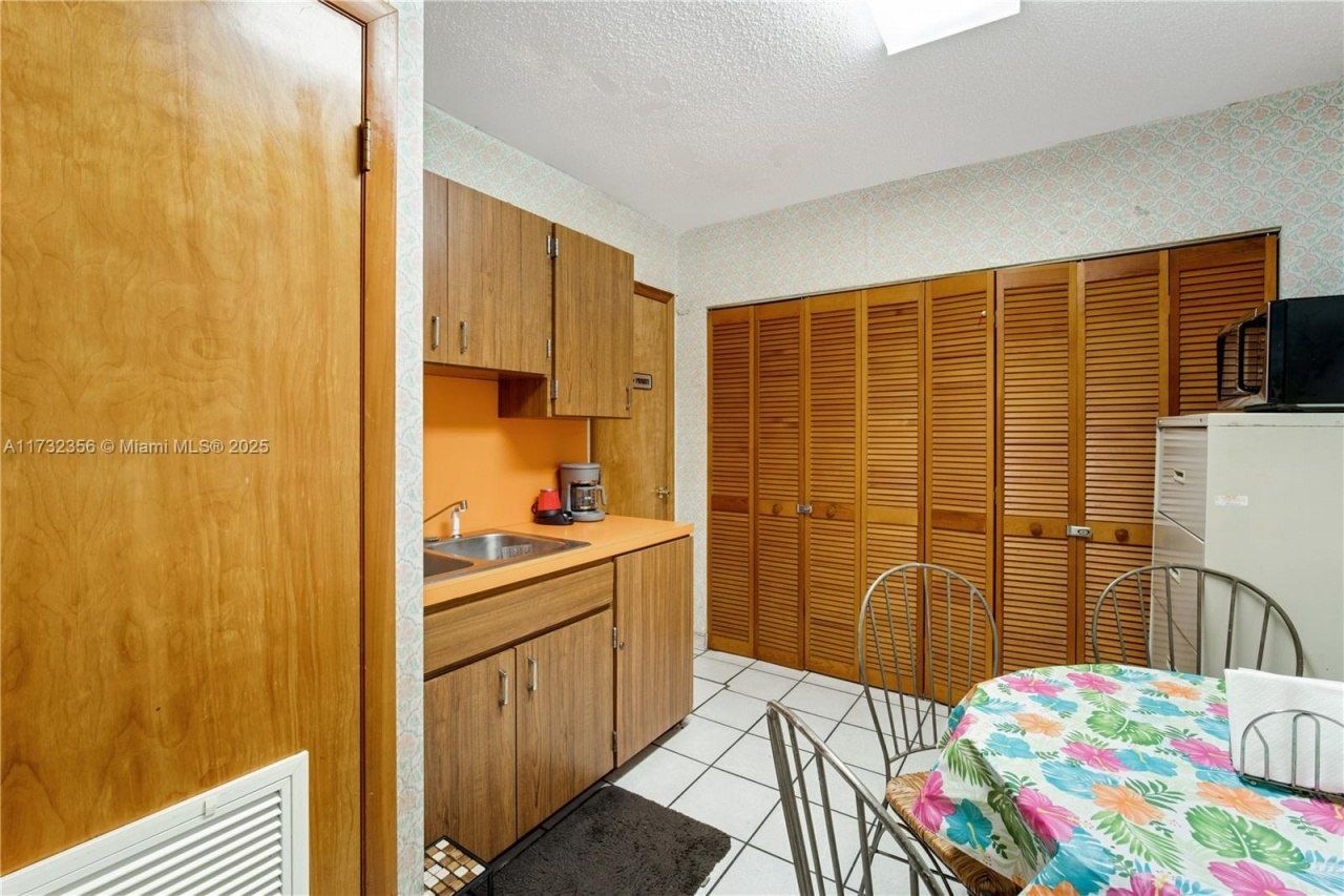 9950 SW 40th St, Miami, FL 33165 Photo