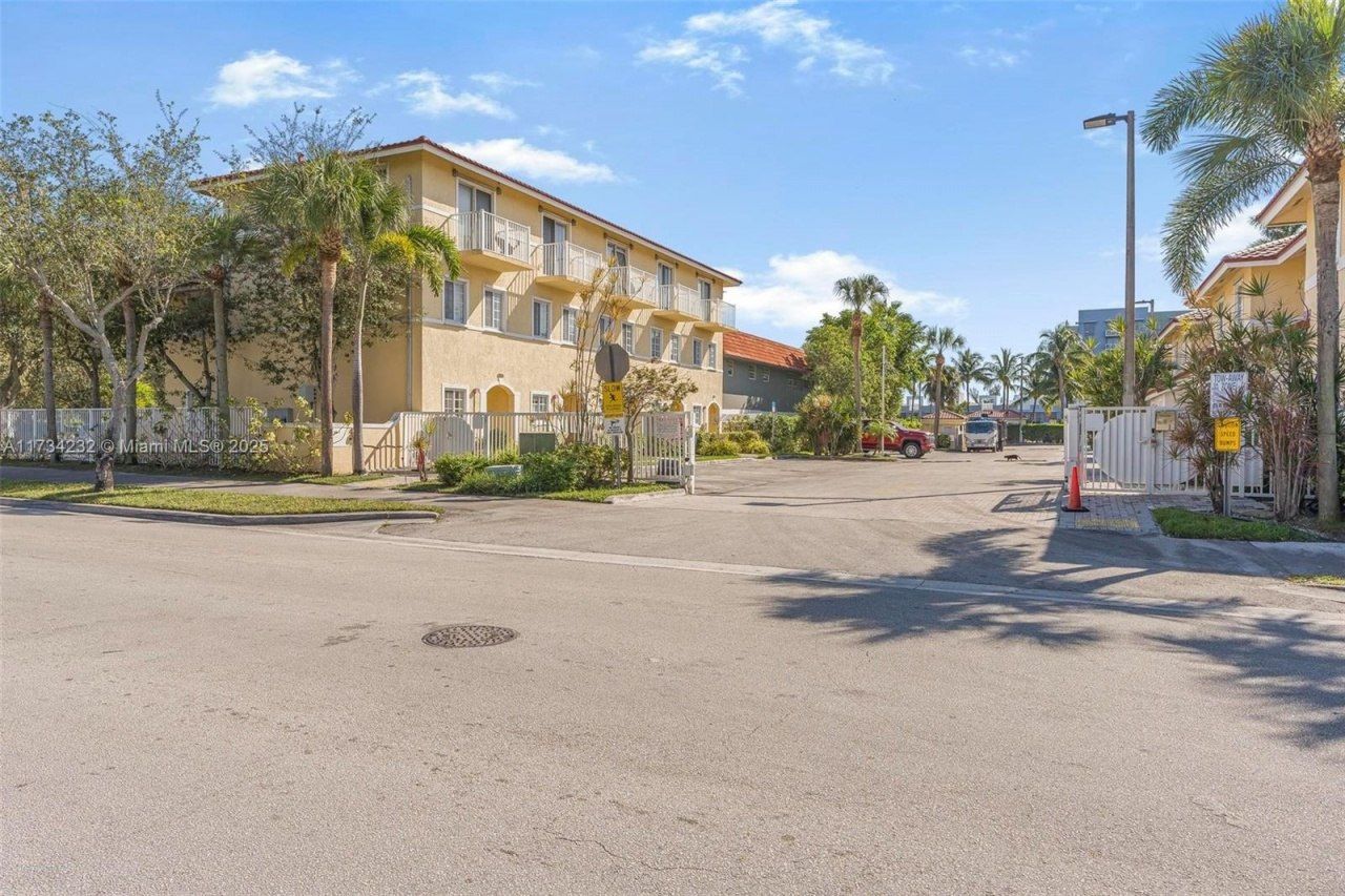 2196 NE 167th St, Unit 1-114, North Miami Beach, FL 33162 Photo