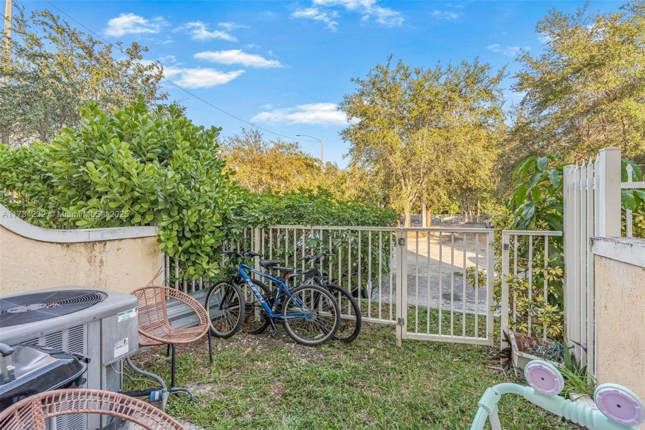 2196 NE 167th St, Unit 1-114, North Miami Beach, FL 33162 Photo