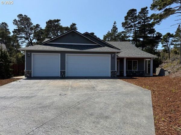 26 COAST GUARD RD, Florence, OR 97439