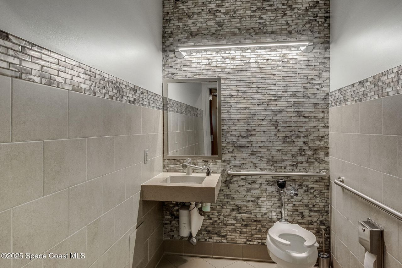 1050 Satcom Lane, Melbourne, FL 32940 Photo