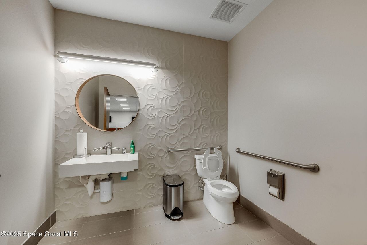 1050 Satcom Lane, Melbourne, FL 32940 Photo