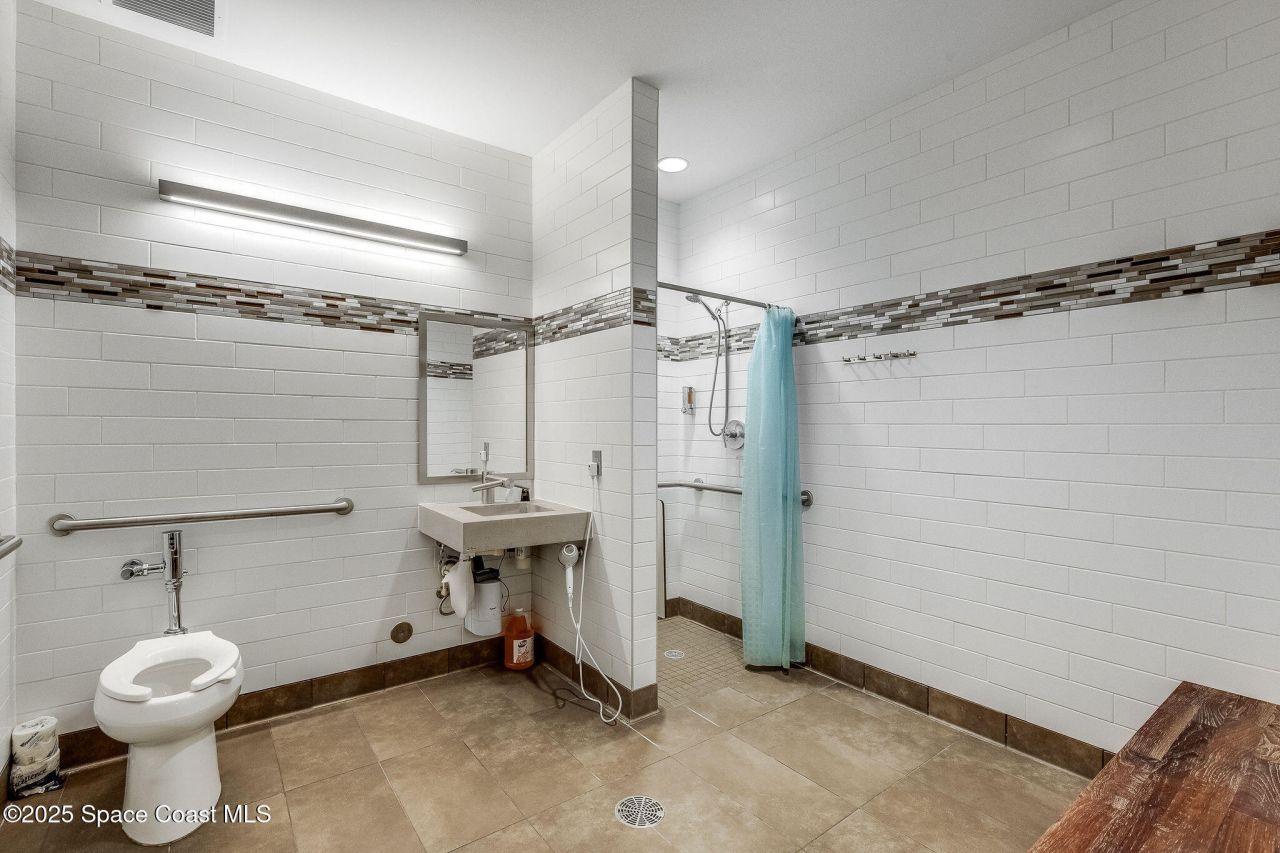 1050 Satcom Lane, Melbourne, FL 32940 Photo