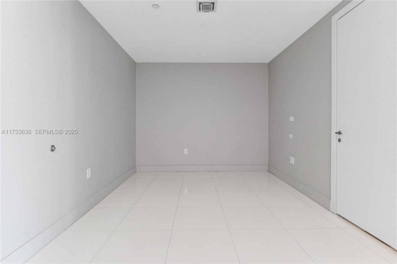 200 Biscayne Boulevard Way, Unit 4912, Miami, FL 33131 Photo