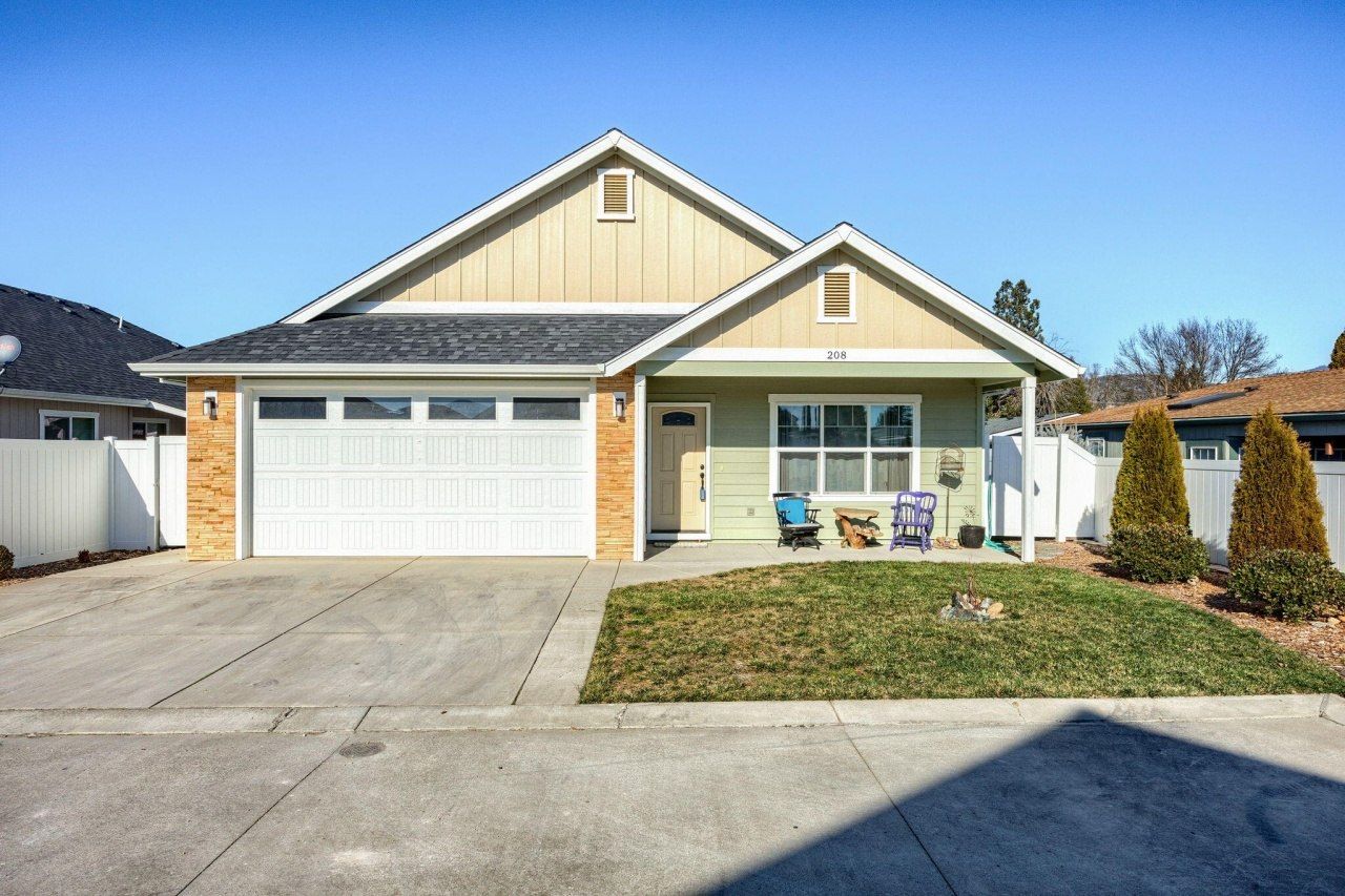 208 SW Blueberry Lane, Grants Pass, OR 97527 Main Photo