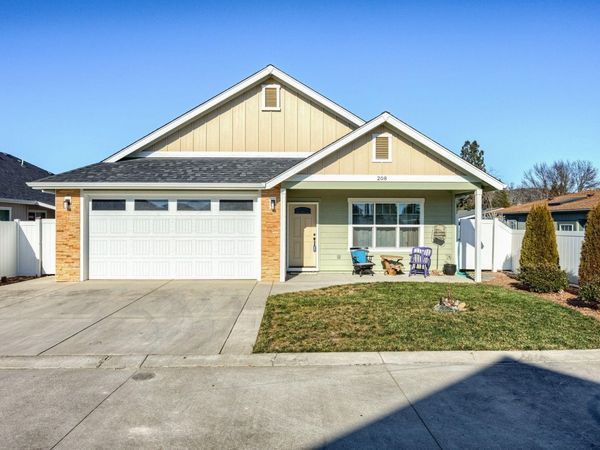 208 SW Blueberry Lane, Grants Pass, OR 97527
