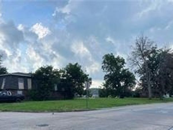 513 W GENIE Street, Chalmette, LA 70043