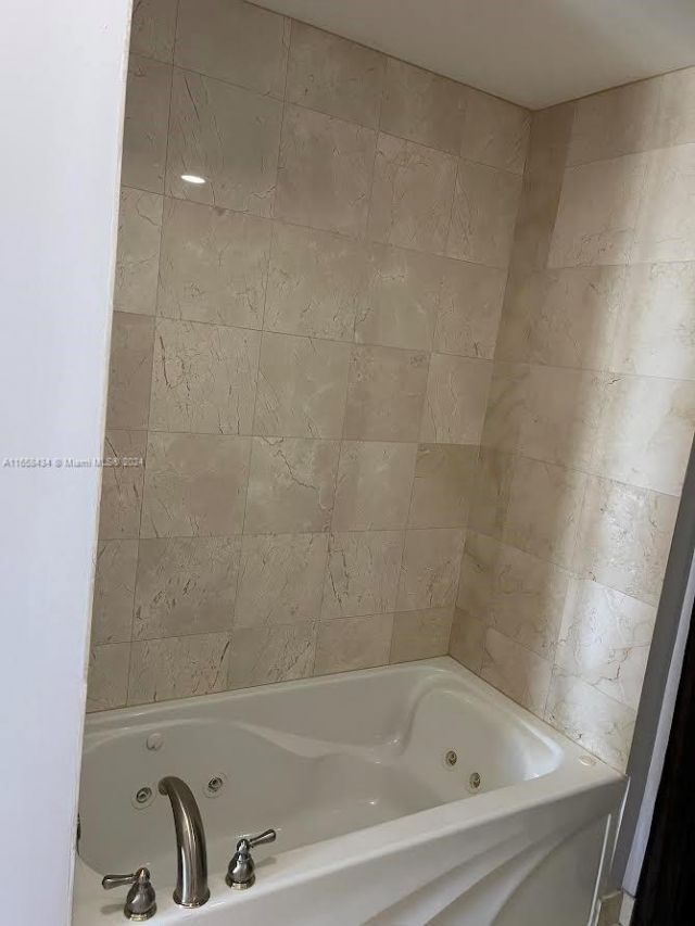 6365 Collins Ave, Unit 4209, Miami Beach, FL 33141 Photo