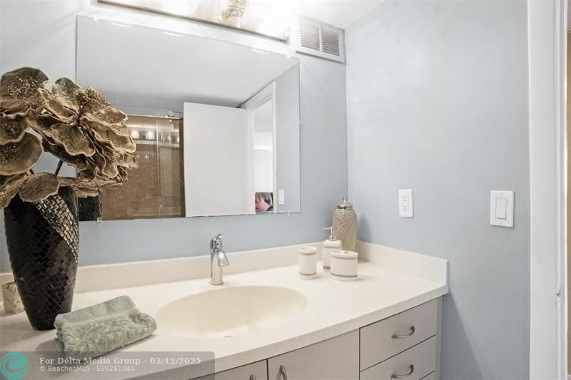 200 Leslie Drive, Unit 915, Hallandale Beach, FL 33009 Photo