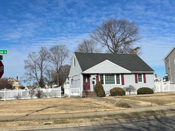 1096 Shelburne Drive, Franklin Square, NY 11010