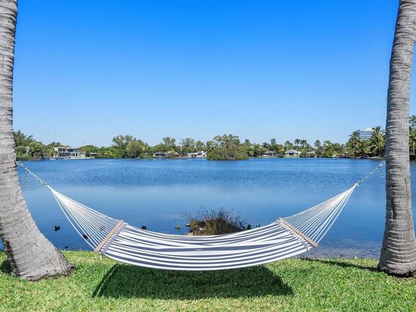 2541 NE 195th St, Miami, FL 33180