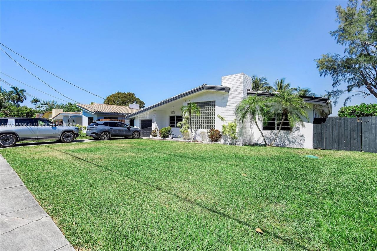 2541 NE 195th St, Miami, FL 33180 Photo