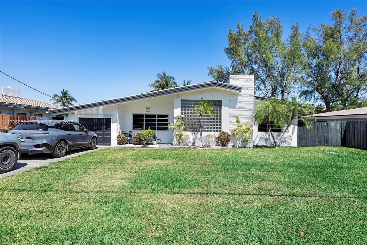 2541 NE 195th St, Miami, FL 33180 Photo