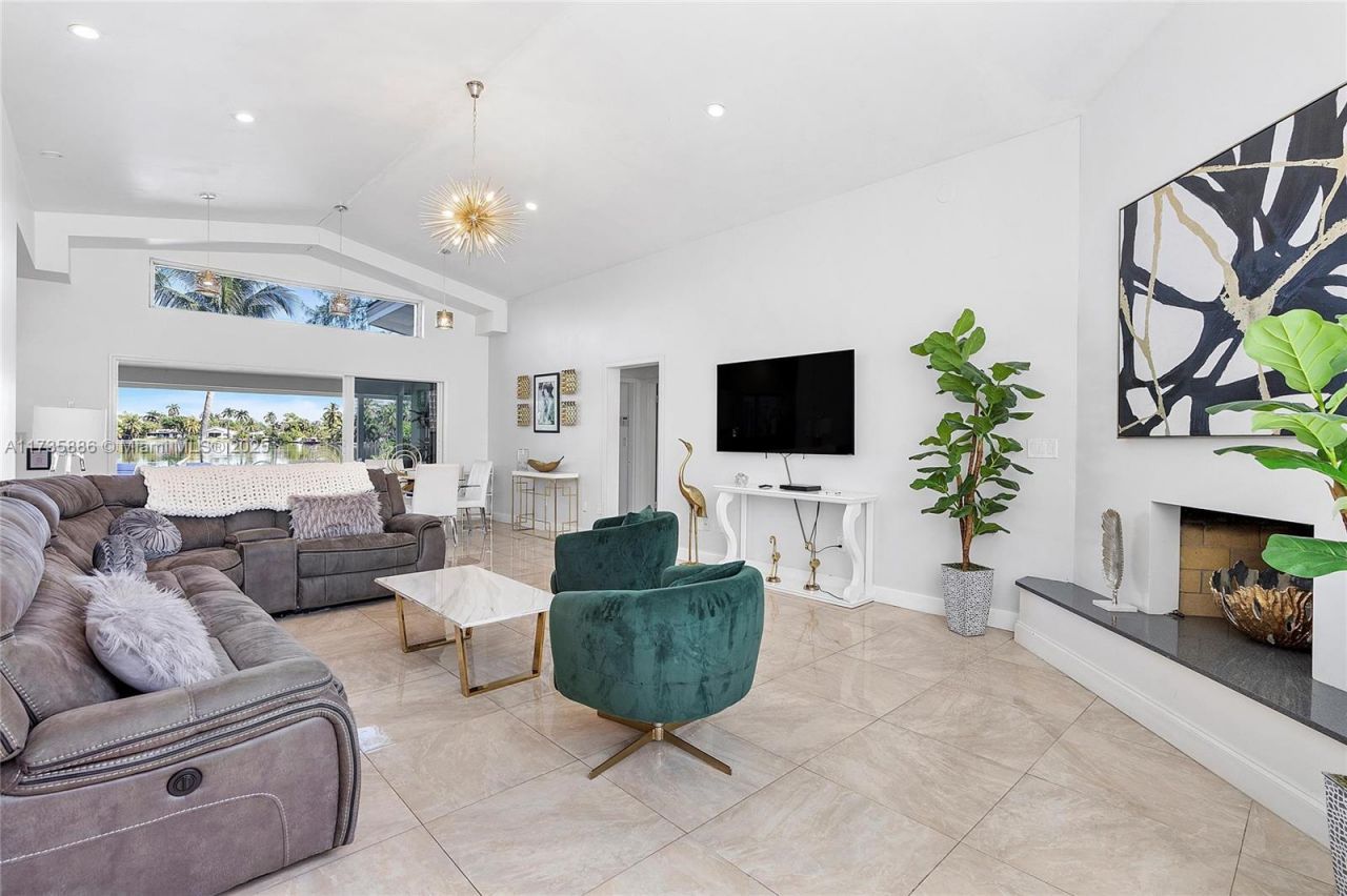 2541 NE 195th St, Miami, FL 33180 Photo