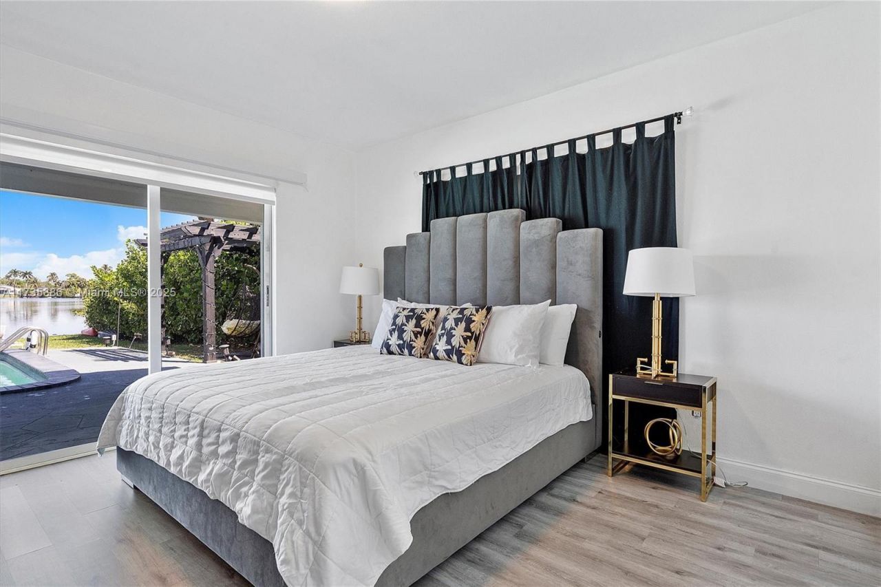 2541 NE 195th St, Miami, FL 33180 Photo