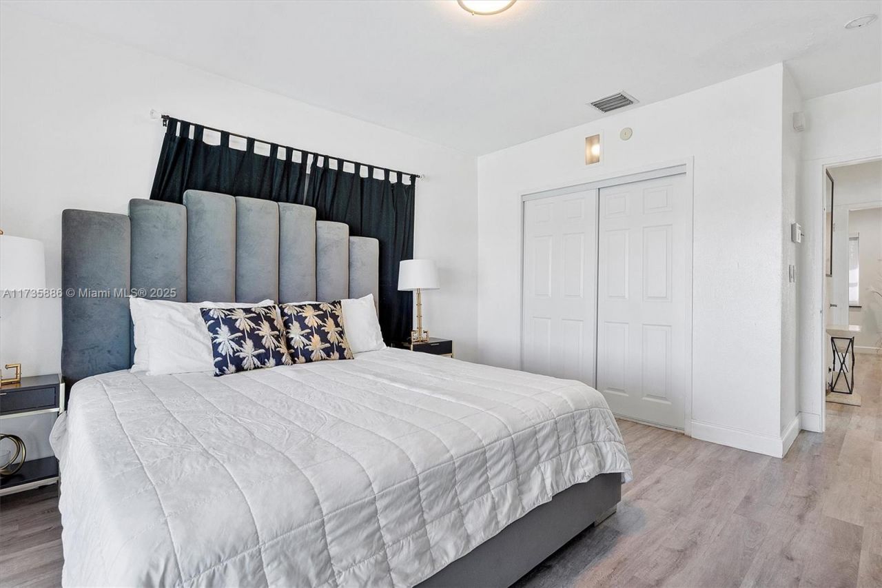 2541 NE 195th St, Miami, FL 33180 Photo