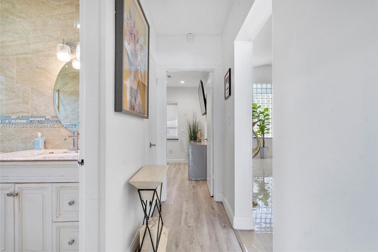 2541 NE 195th St, Miami, FL 33180 Photo