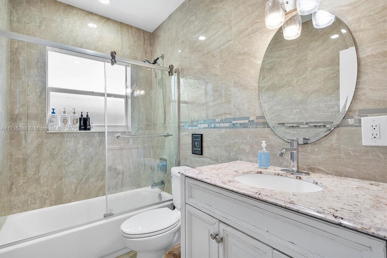 2541 NE 195th St, Miami, FL 33180 Photo