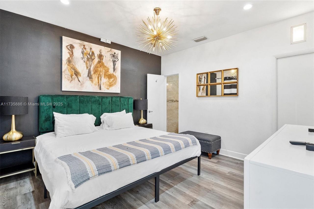 2541 NE 195th St, Miami, FL 33180 Photo