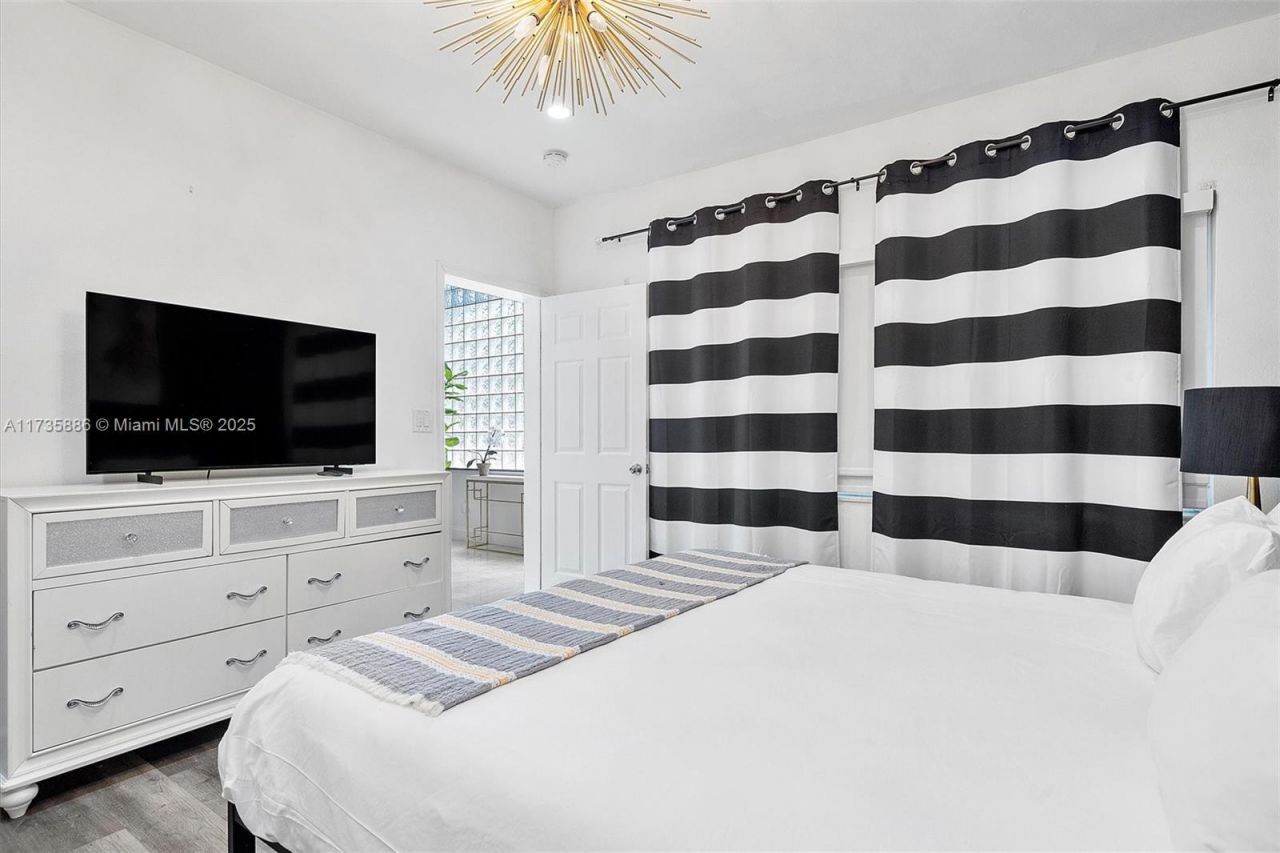 2541 NE 195th St, Miami, FL 33180 Photo