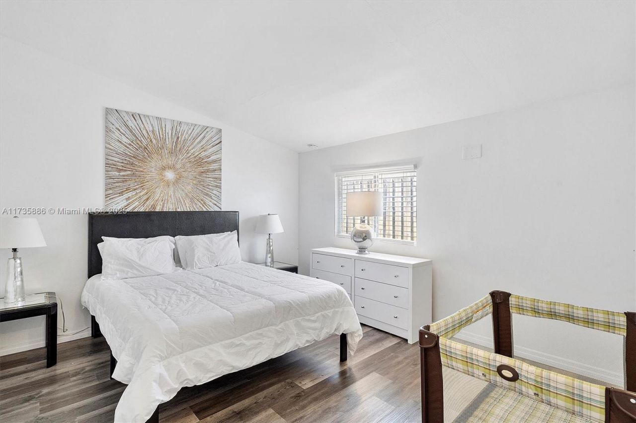 2541 NE 195th St, Miami, FL 33180 Photo