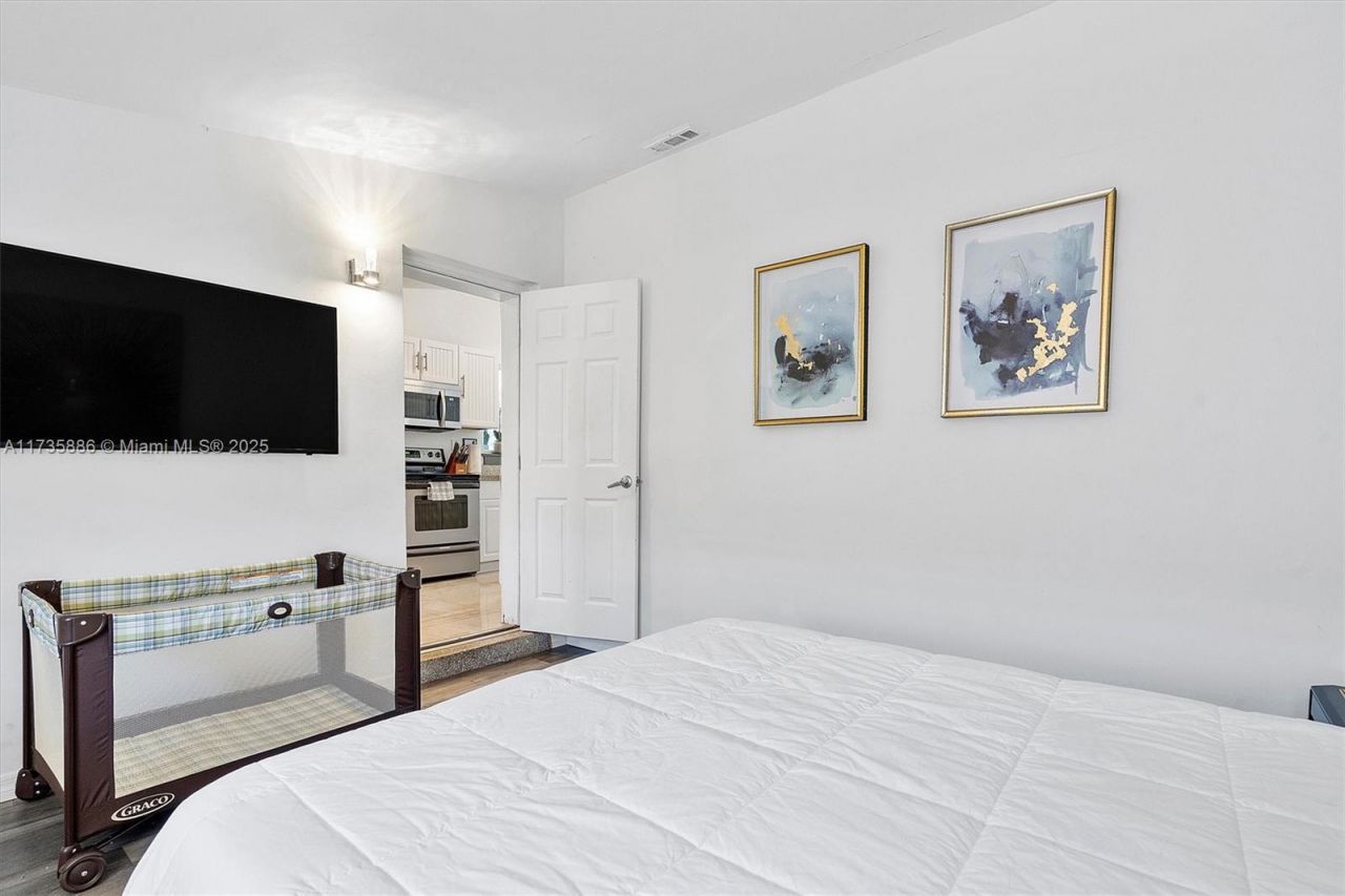 2541 NE 195th St, Miami, FL 33180 Photo