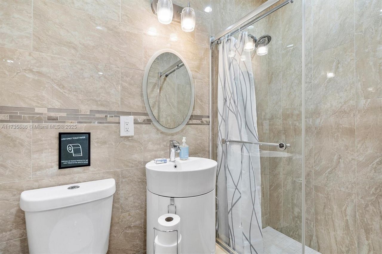 2541 NE 195th St, Miami, FL 33180 Photo