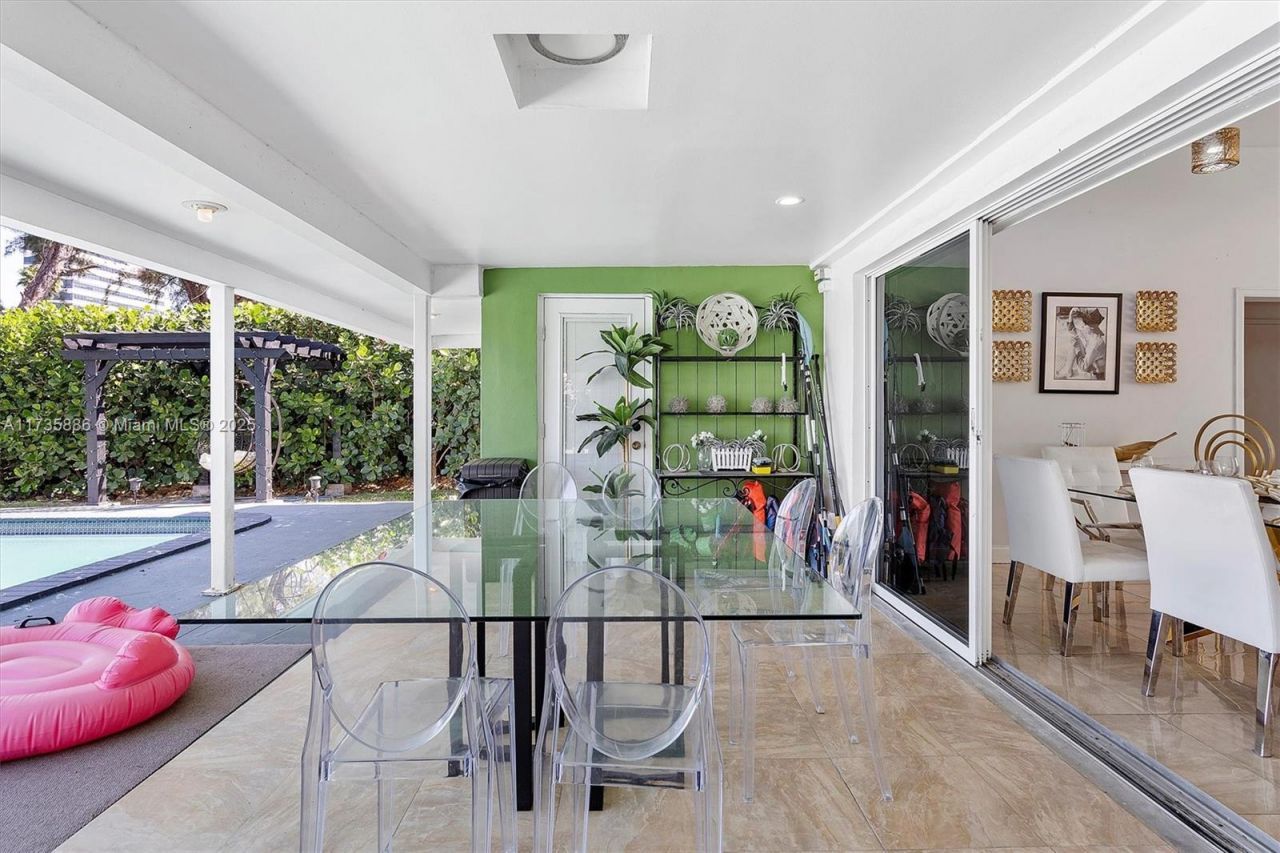 2541 NE 195th St, Miami, FL 33180 Photo