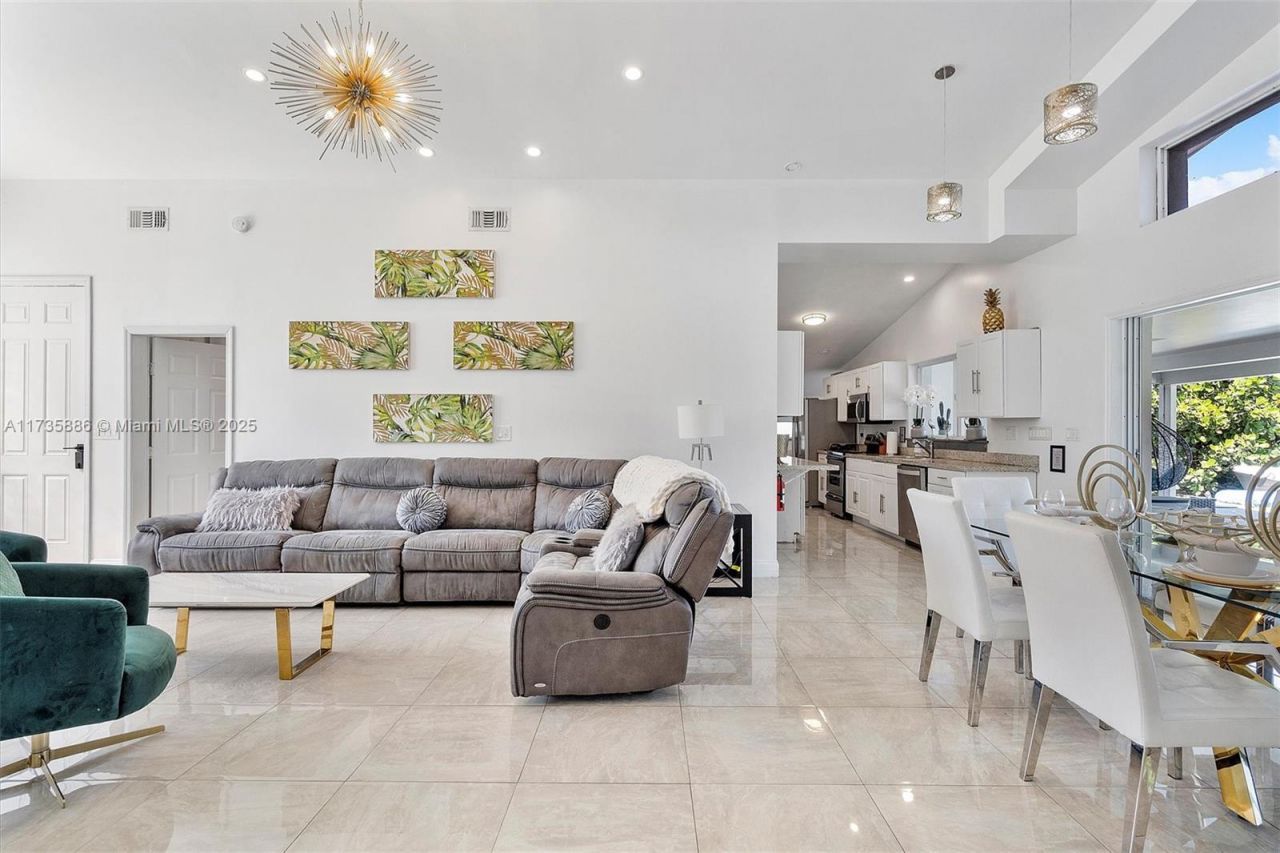 2541 NE 195th St, Miami, FL 33180 Photo