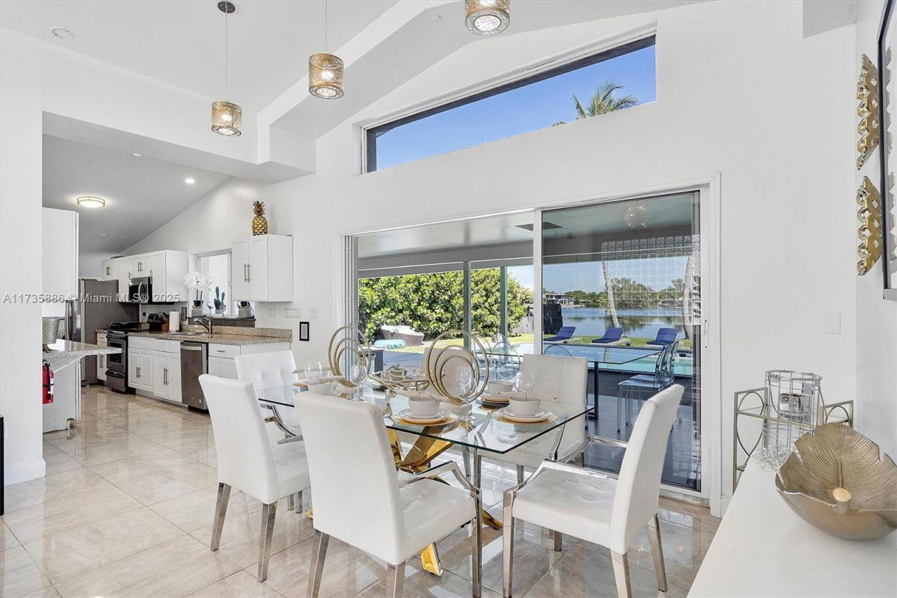 2541 NE 195th St, Miami, FL 33180 Photo