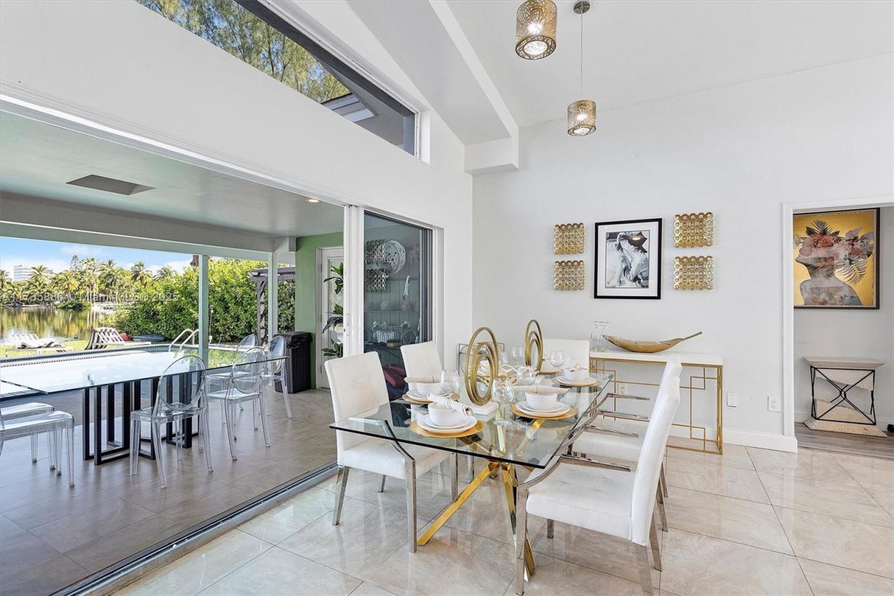 2541 NE 195th St, Miami, FL 33180 Photo