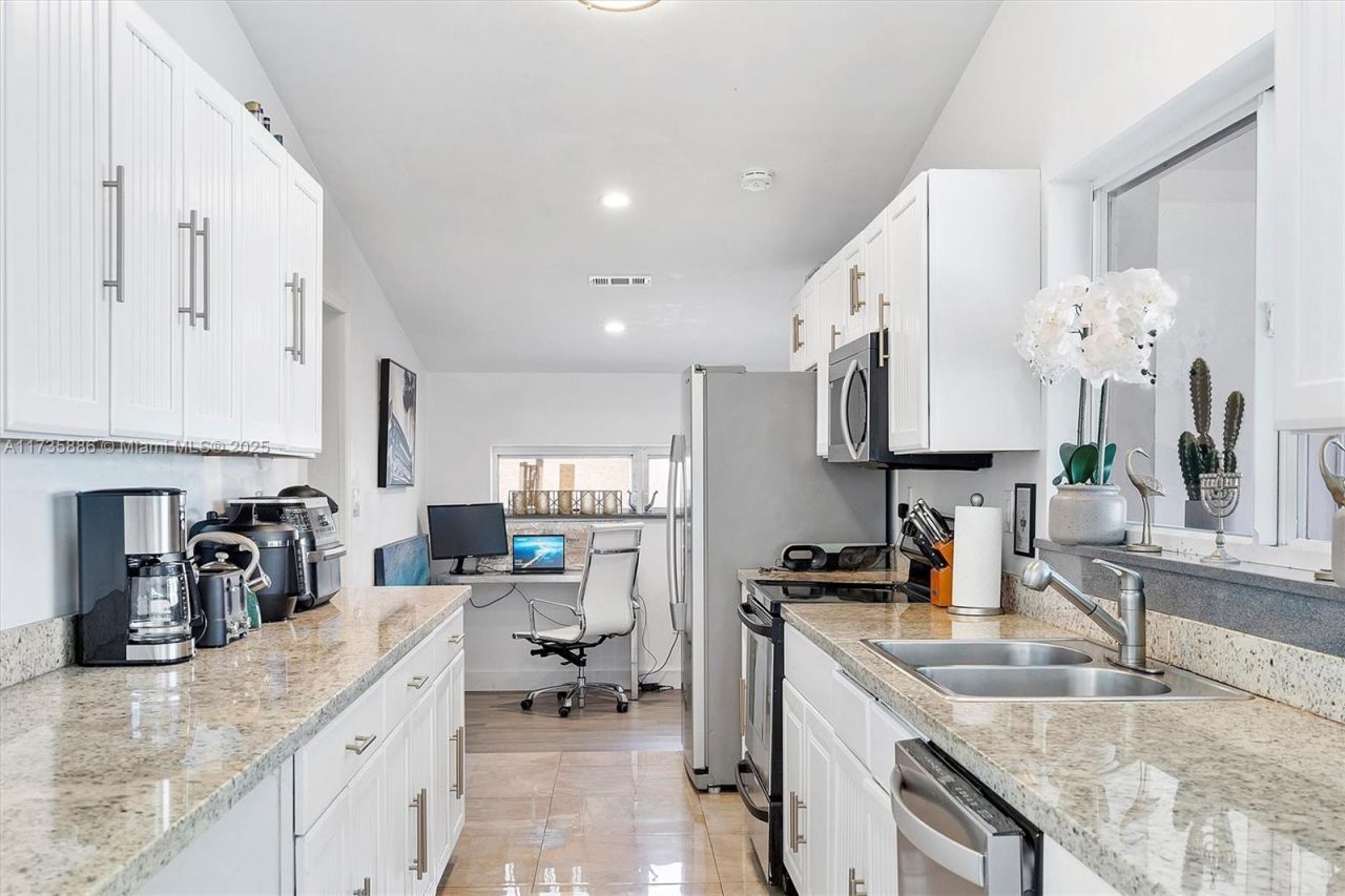 2541 NE 195th St, Miami, FL 33180 Photo