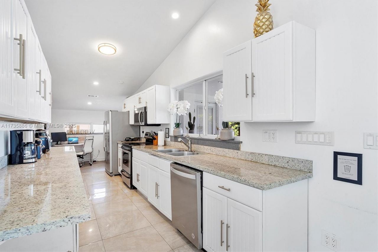 2541 NE 195th St, Miami, FL 33180 Photo