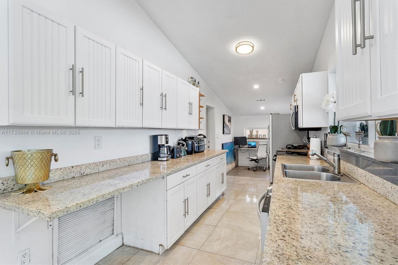 2541 NE 195th St, Miami, FL 33180 Photo