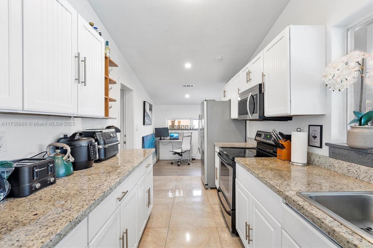 2541 NE 195th St, Miami, FL 33180 Photo
