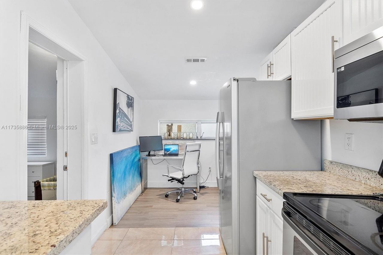 2541 NE 195th St, Miami, FL 33180 Photo