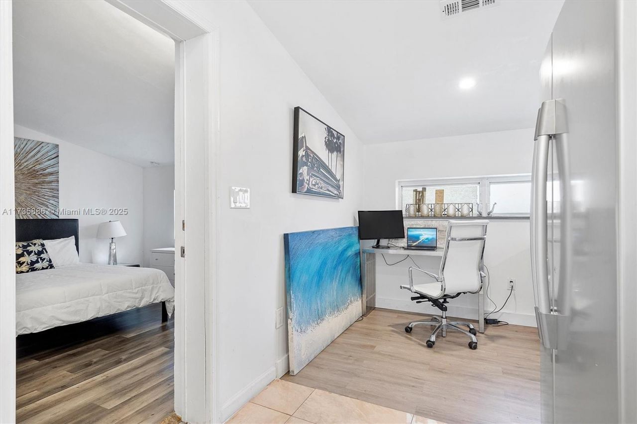 2541 NE 195th St, Miami, FL 33180 Photo