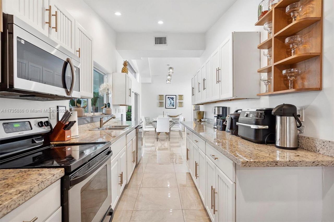 2541 NE 195th St, Miami, FL 33180 Photo