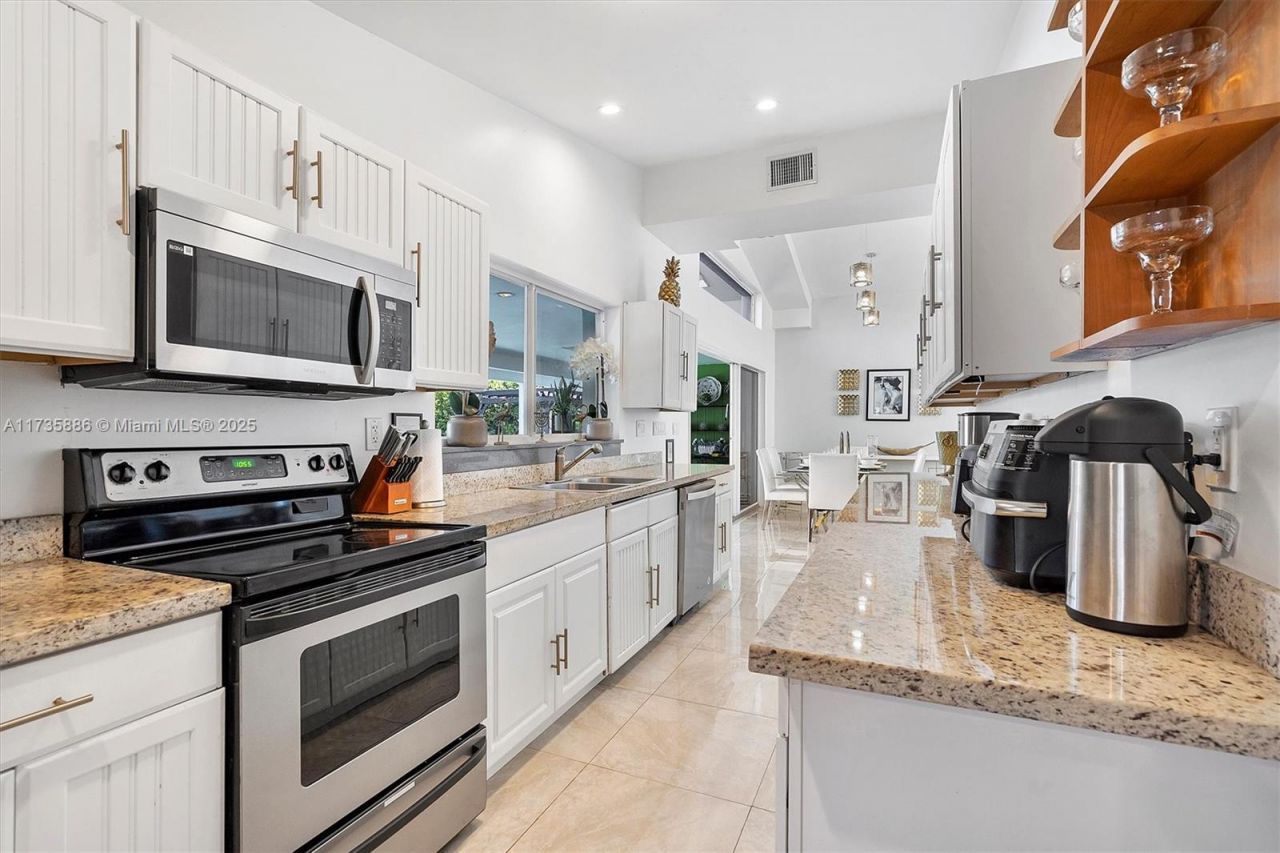 2541 NE 195th St, Miami, FL 33180 Photo